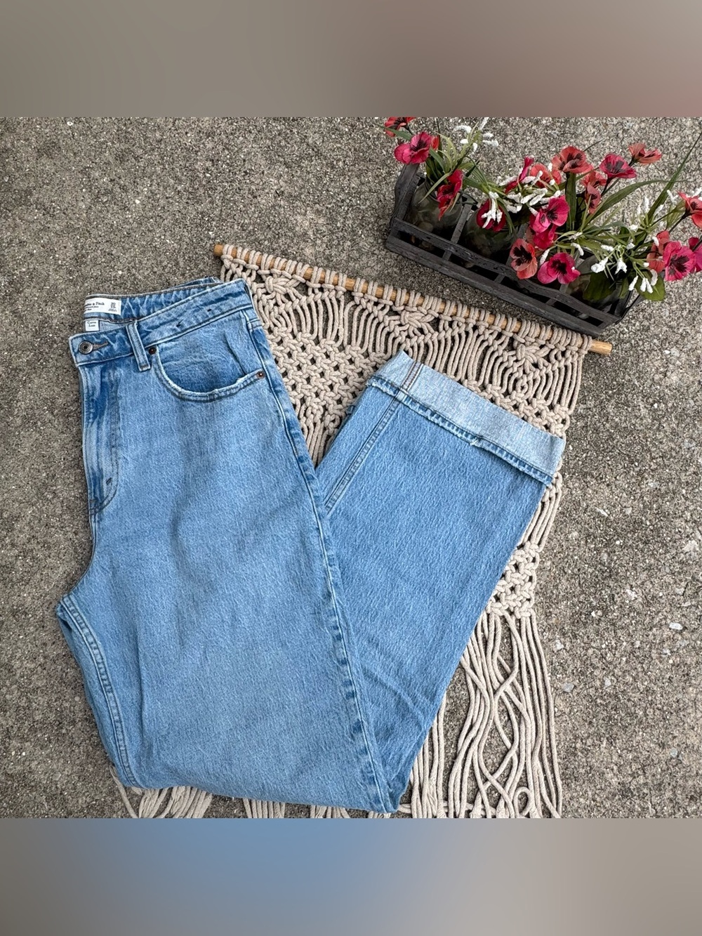 Abercrombie & Fitch Jeans Size 30 / 10 - The ‘90s Relaxed Jean High Rise